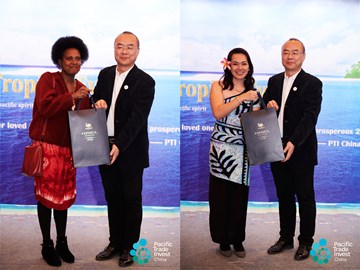 Mr. Yong Zhang, the general manager of Northwest Marketing Department of Auswan Creek, with four raffle winners